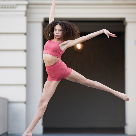 Anis Sienna is a creative and energetic social media influencer. 